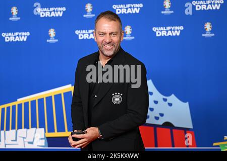 09. Oktober 2022, Hessen, Frankfurt/M.: Fußball, Europameisterschaft, Qualifikation, Auslosung der Gruppen: Hansi Flick, Nationaltrainer Deutschlands, vor der Auslosung der Gruppen für die Qualifikation zur Fußball-Europameisterschaft 2024. Foto: Arne Dedert/dpa Stockfoto