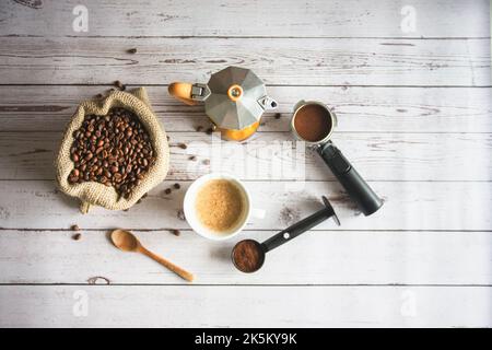 Stillleben mit Kaffeemühle, Mokakapfanne und Kaffeetasche Stockfoto
