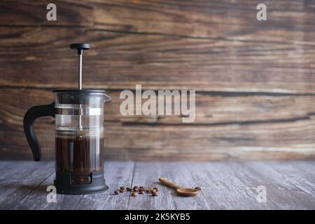 Stillleben mit köstlichem französischen Presskaffee Stockfoto