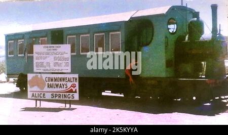 1972 Momentaufnahme eines alten Omnibus-Zuges von Commonwealth Railways in Alice Springs. Offiziell als Dampfmotortrainer Nr. 1 bezeichnet, wurde er von Kiston & Co, Leeds, England, für die South Australian Railways gebaut und in der Northern Division eingesetzt. Im Jahr 1924 wurde es von Commonwealth Railways übernommen. Spitzname: 'Coffee Pot') wurde es von der Pichi Richi Preservation Society wieder in Ordnung gebracht Stockfoto