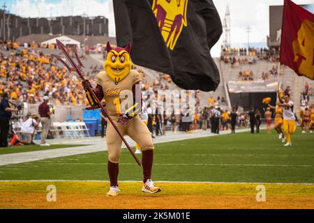 Das Maskottchen des Staates Arizona, Sparky, feuert die Menge vor einem NCAA-College-Fußballspiel gegen die Washington Huskies in Tempe, Arizona, am Samstag, O, an Stockfoto