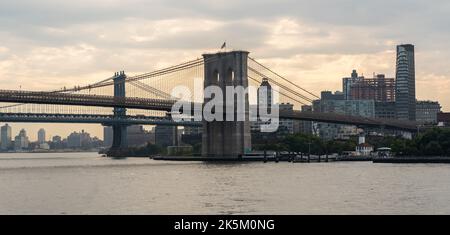 Manhattan und Brooklyn Brücken über den East River mit Brooklyn im Hintergrund Stockfoto