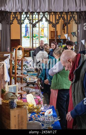 Monatlicher Samstagsmarkt in Laxfield, einem Dorf in Suffolk und der Allerheiligen-Kirche Stockfoto