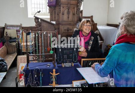 Monatlicher Samstagsmarkt in Laxfield, einem Dorf in Suffolk und der Allerheiligen-Kirche Stockfoto