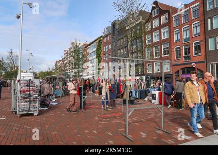 Amsterdam, Niederlande. Oktober 2022. Der Flohmarkt am Waterlooplein in Amsterdam. Hochwertige Fotos Stockfoto