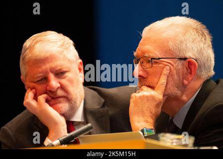 Aberdeen, Schottland, Großbritannien. 9.. Oktober 2022. Tag zwei der SNP-Konferenz in Aberdeen. Personen; Angus Robertson MSP (L) Kabinettsminister für Verfassung, Auswärtige Angelegenheiten und Kultur und Mike Russell (R) SNP-Präsident und politischer Direktor der SNP Independence Unit. Iain Masterton/Alamy Live News Stockfoto