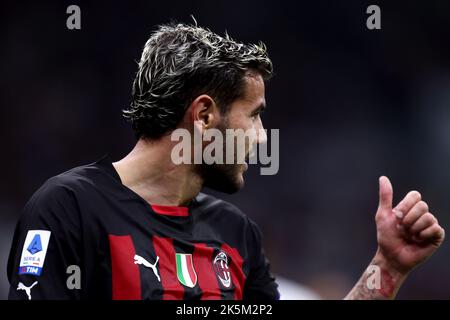 Mailand, Italien. 8. Okt 2022. Theo Hernandez vom AC Mailand Gesten während der Serie A Fußballspiel zwischen AC Mailand und FC Juventus im Stadio Giuseppe Meazza am 8. Oktober 2022 in Mailand, Italien . Quelle: Marco Canoniero/Alamy Live News Stockfoto