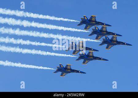 San Francisco, Usa. 09. Oktober 2022. Die Kampfflugzeuge fliegen über den Himmel von San Francisco. Die San Francisco Fleet Week ist eine Reihe von Veranstaltungen, die in der San Francisco Bay Area stattfinden. Bei diesem Event werden Tausende von Menschen versammelt, um die Show der Kampfflugzeuge zu bewundern. In diesem Jahr zeigt Blue Angels, ein Team von Trickshow in der US Navy, auch und hat eine Menge von schweren Bewegungen. Kredit: SOPA Images Limited/Alamy Live Nachrichten Stockfoto