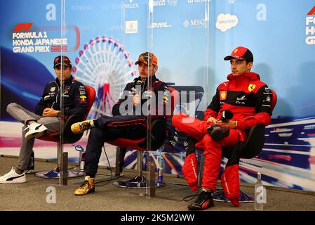 Von links nach rechts: Sergio Perez (MEX) Red Bull Racing, Max Verstappen (NLD) Red Bull Racing und Charles Leclerc (MON) Ferrari, Porträt in der Nachlauf-FIA-Pressekonferenz während des Formel 1 Honda Grand Prix von Japan 2022, 18. Lauf der FIA Formel-1-Weltmeisterschaft 2022 vom 7. Bis 9. Oktober 2022 auf der Suzuka International Racing Course, in Suzuka, Präfektur Mie, Japan - Foto: Dppi/DPPI/LiveMedia Stockfoto
