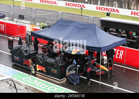 11 PEREZ Sergio (mex), Red Bull Racing RB18, in der Boxengasse während der roten Flagge, drapeau Rouge während des Formel 1 Honda Grand Prix von Japan 2022, 18. Lauf der FIA Formel 1 Weltmeisterschaft 2022 vom 7. Bis 9. Oktober 2022 auf der Suzuka International Racing Course, in Suzuka, Präfektur Mie, Japan - Foto Antonin Vincent / DPPI Stockfoto