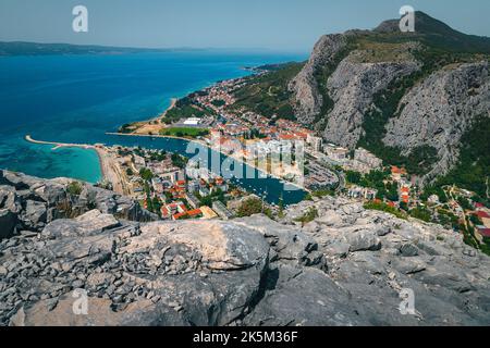 Malerischer Blick auf das Adriatische Meer und den spektakulären Fluss Cetina von der Festung Tvrdava Starigrad-Fortica, Omis, Dalmatien, Kroatien, Europa Stockfoto