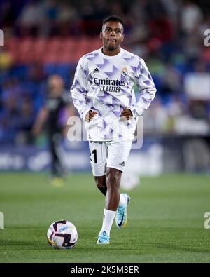 MADRID, SPANIEN - 08. OKTOBER: Rodrygo geht von Real Madrid CF erwärmt sich vor dem Spiel der La Liga Santander zwischen Getafe CF und Real Madrid CF am 08. Oktober 2022 im Coliseum Alfonso Perez in Madrid, Spanien. Quelle: Ricardo Larreina/AFLO/Alamy Live News Stockfoto