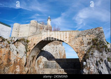 Der Leuchtturm und die mittelalterliche Brücke in Castro Urdiales, Kantabrien, Spanien, Europa Stockfoto