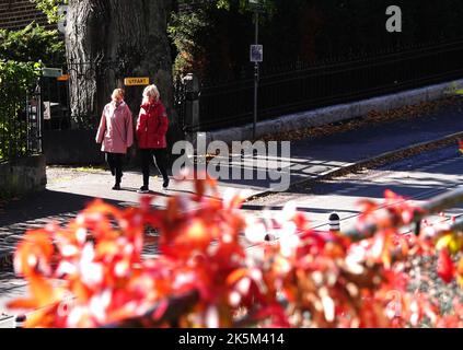 (221009) -- STOCKHOLM, 9. Oktober 2022 (Xinhua) -- Menschen gehen auf einer Straße in Stockholm, Schweden, 8. Oktober 2022. (Xinhua/Ren Pengfei) Stockfoto