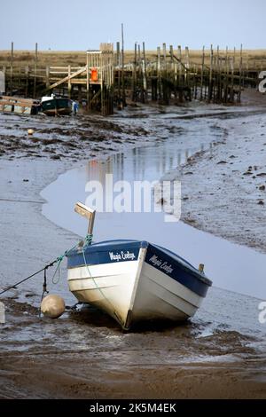 Angeln Beiboot auf Grund bei Ebbe Morston Kai Norden norfolk england Stockfoto