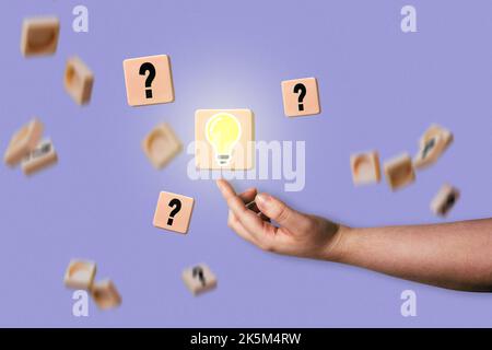 Frau Hand zeigt schwimmende Stück mit Glühbirne Illustration auf lila Hintergrund. Tolles Ideenkonzept. Kreative Idee und Innovation. Stockfoto