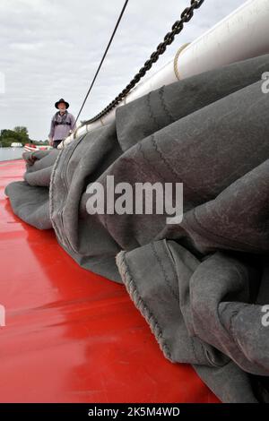 Steuermann und Segeltuch Großsegel auf norfolk Wherry albion ludham norfolk england Stockfoto