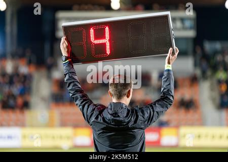 Der Schiedsrichter zeigt während des Fußballspiels 4 Minuten mehr Zeit. Stockfoto