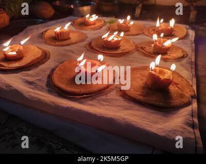 A Gujarat Village Navratri Traditionelles Gehu Atta Akhand Diya Weizenmehl Durga Puja Feiern Arti Jyoti Öl Deepak Stockfoto