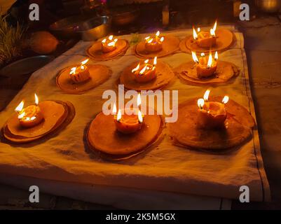 A Gujarat Village Navratri Traditionelles Gehu Atta Akhand Diya Weizenmehl Durga Puja Feiern Arti Jyoti Öl Deepak Stockfoto