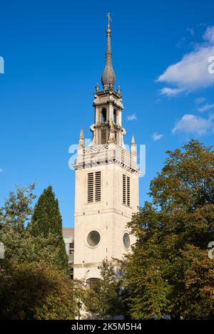 Der Turm aus dem 17.. Jahrhundert und Kirchturm der St. Augustine Watling Street, in der Nähe der St. Paul's Cathedral, City of London, Großbritannien Stockfoto