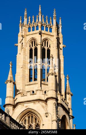 Der neugotische Turm von St. Dunstan-in-the-West an der Fleet Street, im Zentrum von London, Großbritannien Stockfoto