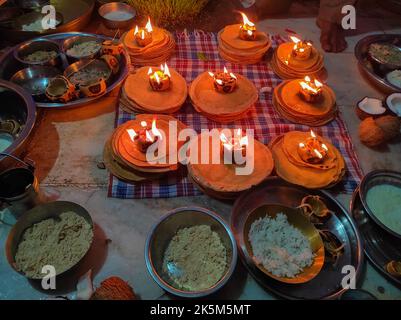 A Gujarat Village Navratri Traditionelles Gehu Atta Akhand Diya Weizenmehl Durga Puja Feiern Arti Jyoti Öl Deepak Stockfoto