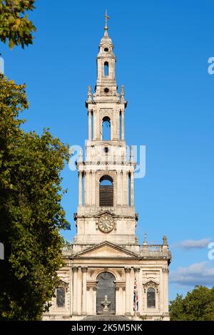 Der Kirchturm aus dem 18.. Jahrhundert von St. Mary le Strand, in der City of Westminster, im Zentrum von London, Großbritannien Stockfoto