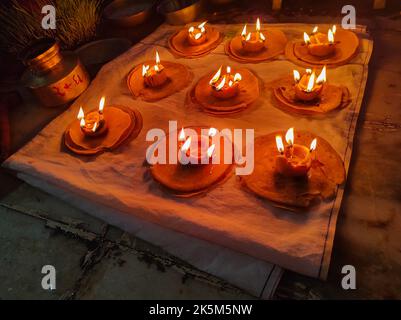 A Gujarat Village Navratri Traditionelles Gehu Atta Akhand Diya Weizenmehl Durga Puja Feiern Arti Jyoti Öl Deepak Stockfoto