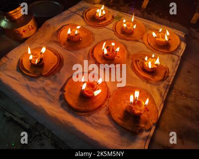 A Gujarat Village Navratri Traditionelles Gehu Atta Akhand Diya Weizenmehl Durga Puja Feiern Arti Jyoti Öl Deepak Stockfoto