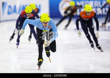 Heerenveen - Short-Tracker Stijn Desmet übernimmt die Führung auf den letzten 1000 Metern in Thialf beim Dutch Open Short Track, dem ersten internationalen Showdown dieser Saison. ANP VINCENT JANNINK Stockfoto