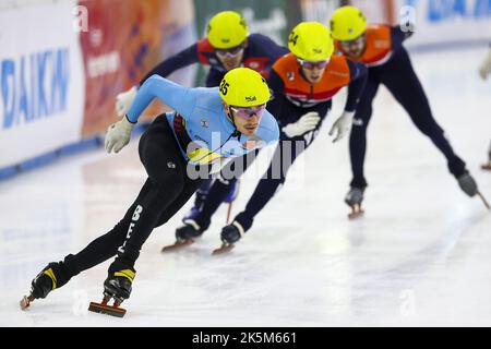 Heerenveen - Short-Tracker Stijn Desmet übernimmt die Führung auf den letzten 1000 Metern in Thialf beim Dutch Open Short Track, dem ersten internationalen Showdown dieser Saison. ANP VINCENT JANNINK Stockfoto