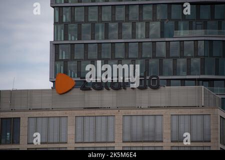 Berlin, Deutschland 29. Juni 2022, das Markenlogo „Zalando“ an der Fassade des Hauptquartiers in Berlin Stockfoto