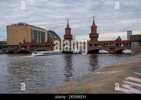 Berlin, Deutschland 29. Juni 2022, die Oberbaumbrücke in Berlin mit der Spree Stockfoto