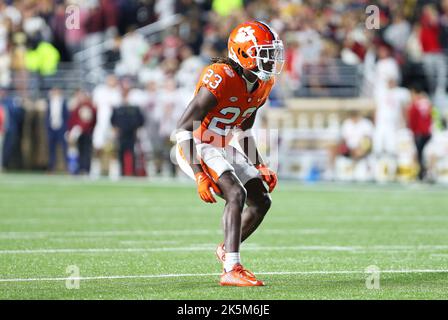 Alumni-Stadion. 8. Oktober 2022. MA, USA; Clemson Tigers Eckpfeiler Toriano Pride (23) im Einsatz während des NCAA-Fußballspiels zwischen Clemson Tigers und Boston College Eagles im Alumni Stadium. Anthony Nesmith/CSM/Alamy Live News Stockfoto