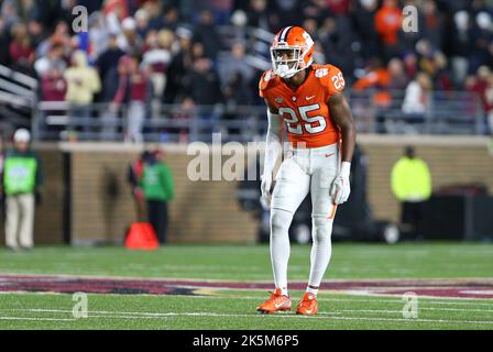 Alumni-Stadion. 8. Oktober 2022. MA, USA; Clemson Tigers setzt Jalyn Phillips (25) während des NCAA-Fußballspiels zwischen Clemson Tigers und Boston College Eagles im Alumni Stadium in Aktion. Anthony Nesmith/CSM/Alamy Live News Stockfoto