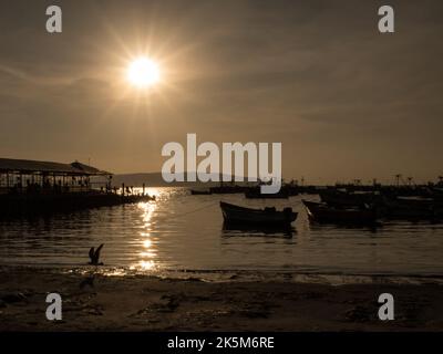 Verschiedene Boot während Sonnenuntergang in Paracas Fischerhafen. Paracas National Reserve. Peru, Südamerika. Stockfoto