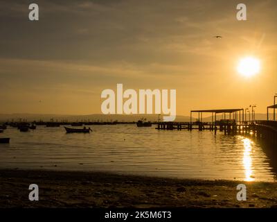 Verschiedene Boot während Sonnenuntergang in Paracas Fischerhafen. Paracas National Reserve. Peru, Südamerika. Stockfoto