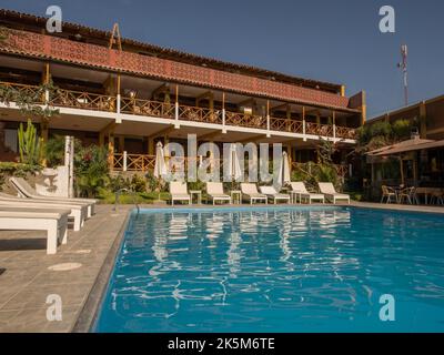 Paracas, Peru - Mai 2016: Hotel mit Swimmingpool in Paracas, Südamerika. Stockfoto