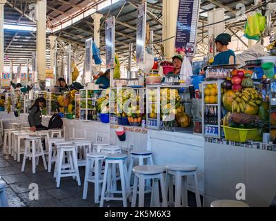 Cusco, Peru - Mai, 2016: Frauen verkaufen frische Säfte, die aus den vom Kunden auf dem Markt in Cusco ausgewählten Früchten zubereitet werden. Lateinamerika. Stockfoto