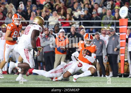 Alumni-Stadion. 8. Oktober 2022. MA, USA; Clemson Tigers Quarterback DJ Uiagalelei (5) wird während des NCAA-Fußballspiels zwischen Clemson Tigers und Boston College Eagles im Alumni Stadium angegangen. Anthony Nesmith/CSM/Alamy Live News Stockfoto