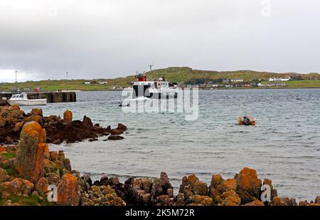 Blick auf die kaledonische MacBrayne-Fähre Loch Buie, die über den Sound of Iona zur Isle of Iona von Fionnphort, Isle of Mull, Schottland, abfährt. Stockfoto