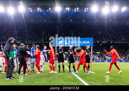 Kopenhagen, Dänemark. 08. Oktober 2022. Die Spieler der beiden Teams begrüßen sich vor dem Superliga-Spiel 3F zwischen dem FC Kopenhagen und dem FC Nordsjaelland im Kopenhagener Park. (Foto: Gonzales Photo/Alamy Live News Stockfoto