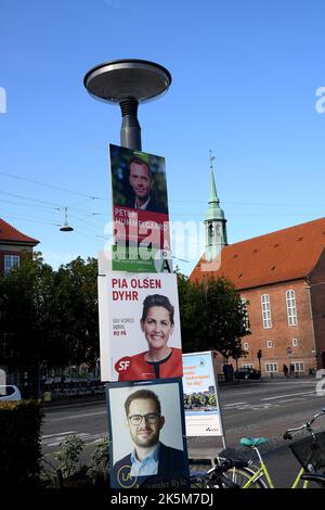 Copenahgen /Dänemark/09 OIctober 2022/Menschen aus verschiedenen politischen Parteien haben ihre Wahlbotschaften aufgehängt und Kandidaten-Plakate und Banner auf Straßen und Polen in der dänischen Hauptstadt dänemark werden am 1. november 2022 für die unanhänglichen Parlamentswahlen abstimmen. (Foto. Francis Joseph Dean/Dean Pictures. Stockfoto