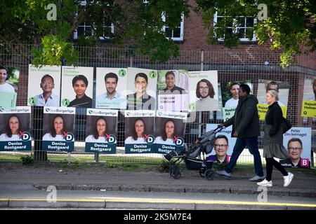 Copenahgen /Dänemark/09 OIctober 2022/Menschen aus verschiedenen politischen Parteien haben ihre Wahlbotschaften aufgehängt und Kandidaten-Plakate und Banner auf Straßen und Polen in der dänischen Hauptstadt dänemark werden am 1. november 2022 für die unanhänglichen Parlamentswahlen abstimmen. (Foto. Francis Joseph Dean/Dean Pictures. Stockfoto