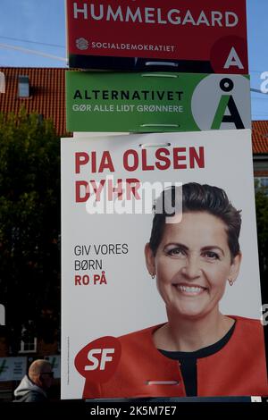 Copenahgen /Dänemark/09 OIctober 2022/Menschen aus verschiedenen politischen Parteien haben ihre Wahlbotschaften aufgehängt und Kandidaten-Plakate und Banner auf Straßen und Polen in der dänischen Hauptstadt dänemark werden am 1. november 2022 für die unanhänglichen Parlamentswahlen abstimmen. (Foto. Francis Joseph Dean/Dean Pictures. Stockfoto