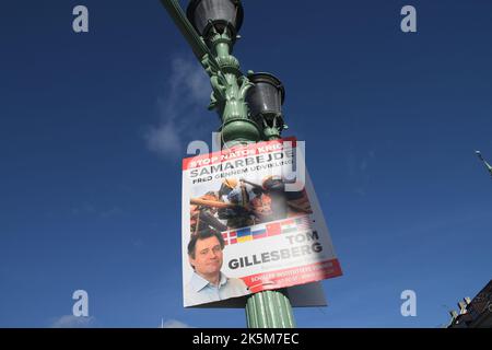 Copenahgen /Dänemark/09 OIctober 2022/Menschen aus verschiedenen politischen Parteien haben ihre Wahlbotschaften aufgehängt und Kandidaten-Plakate und Banner auf Straßen und Polen in der dänischen Hauptstadt dänemark werden am 1. november 2022 für die unanhänglichen Parlamentswahlen abstimmen. (Foto. Francis Joseph Dean/Dean Pictures. Stockfoto