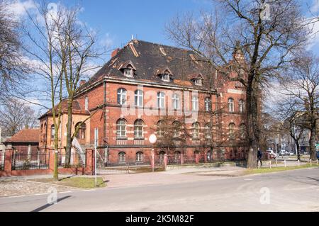 Verlassene und vernachlässigte Ziegelgebäude an einem sonnigen Herbsttag. Stockfoto