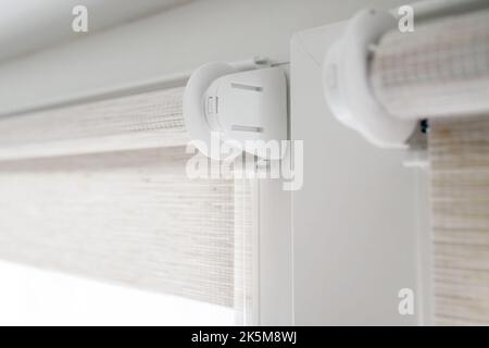 Nahaufnahme Mechanismus der Tnaninny Rollos in Innenräumen. Duo Fensterrollensystem Tag und Nacht Stockfoto