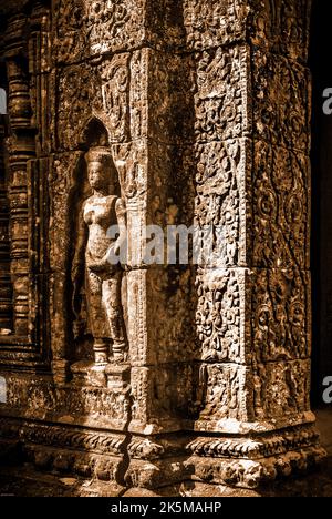 Steinstatue von Aspera Dancer in der Tempelmauer. Stockfoto